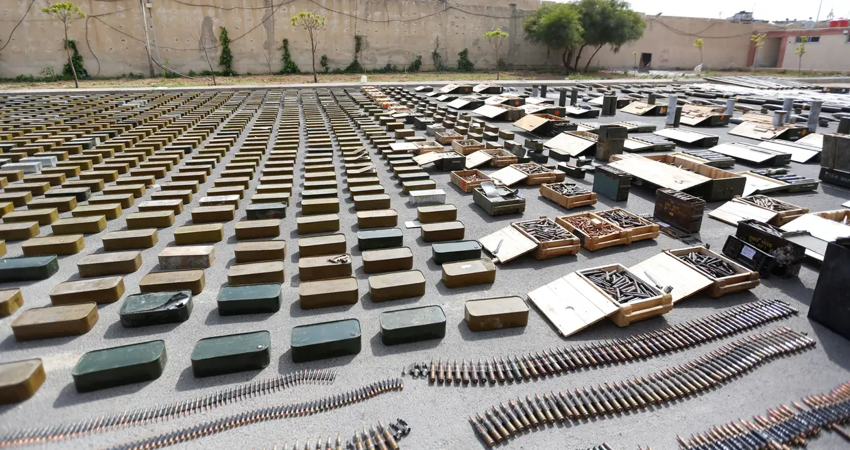 Armas e munições, incluindo mísseis, em exibição para jornalistas na região sul da Síria. Segundo a imprensa, terão sido apreendidas pelas autoridades sírias depois de abandonadas por rebeldes expulsos da área.