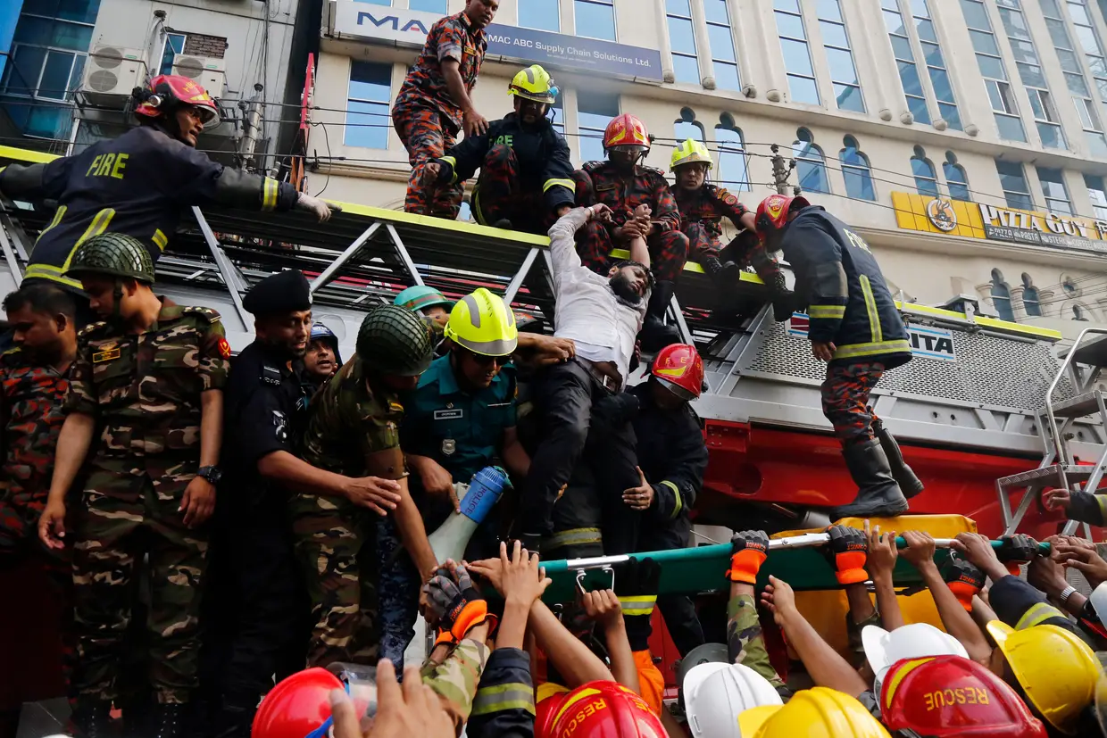Bombeiros resgatam pessoas de um prédio em chamas em Banani, no Bangladesh.