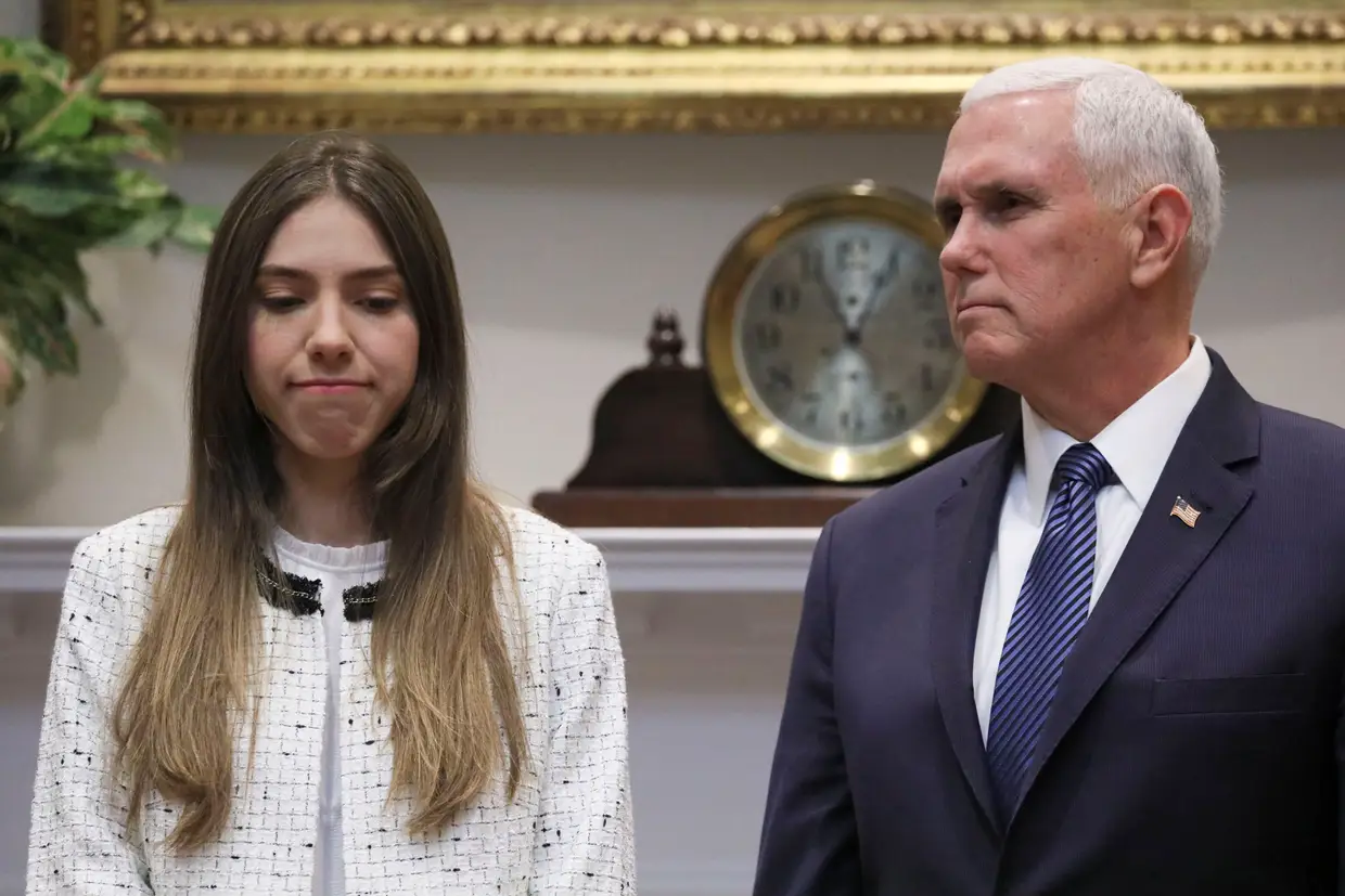 O vice-presidente dos Estados Unidos, Mike Pence, e a mulher do líder da oposição venezuelana Juan Guaidó, Fabiana Rosales, num encontro na Casa Branca, em Washington.