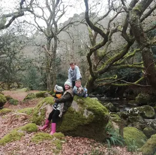 A companheira e os três filhos de Lewis Hardy