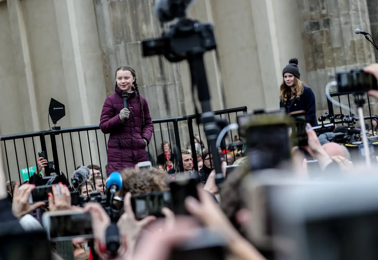A ativista sueca Greta Thunberg discursa em frente ao Portão de Brandemburgo durante uma manifestação de “Fridays for Future” (Sextas-feiras pelo Futuro) contra as alterações climática em Berlim, Alemanha.