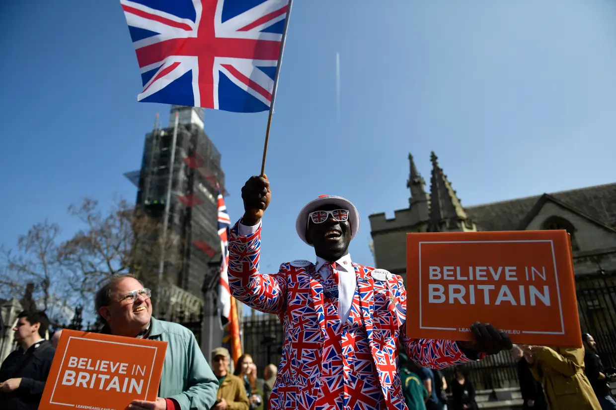 Manifestantes protestam junto ao Parlamento britânico, em Londres.