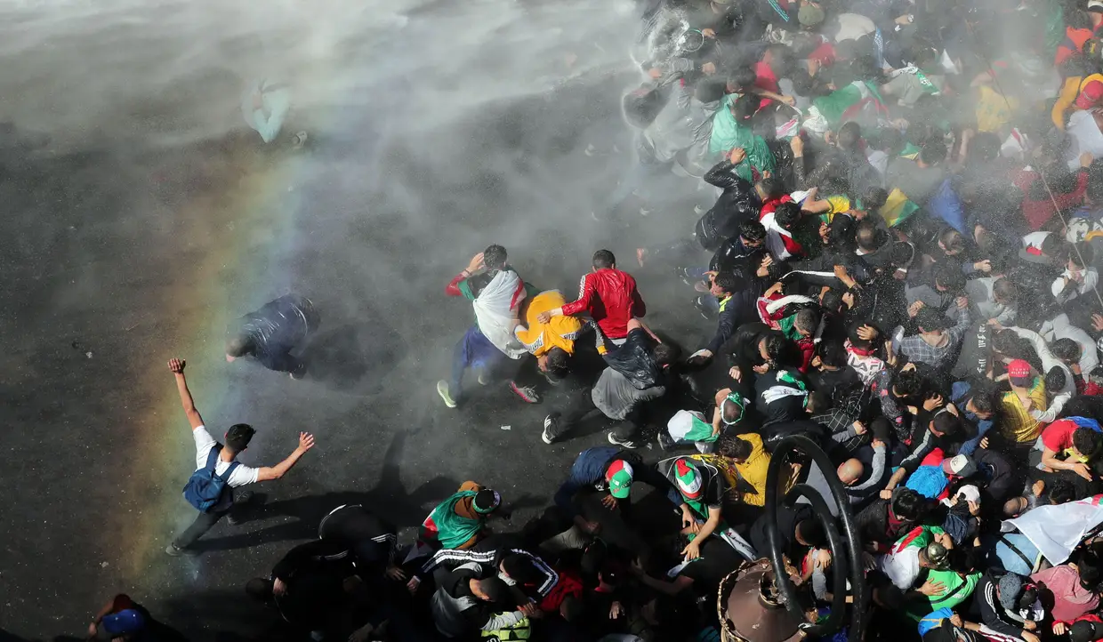 Protestos nas ruas de Algéria contra o Presidente Bouteflika.