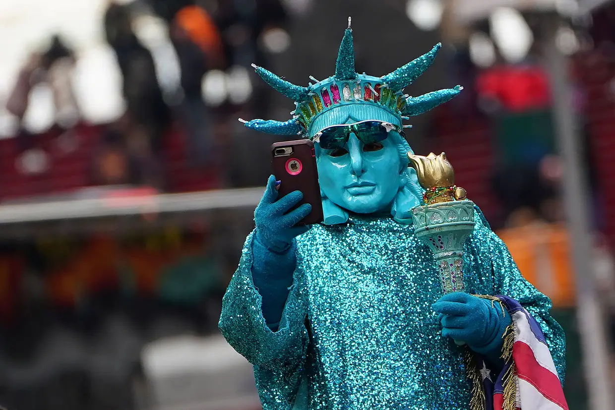 Uma pessoa veste-se de forma a ficar parecida à Estátua da Liberdade, Nova Iorque, EUA.