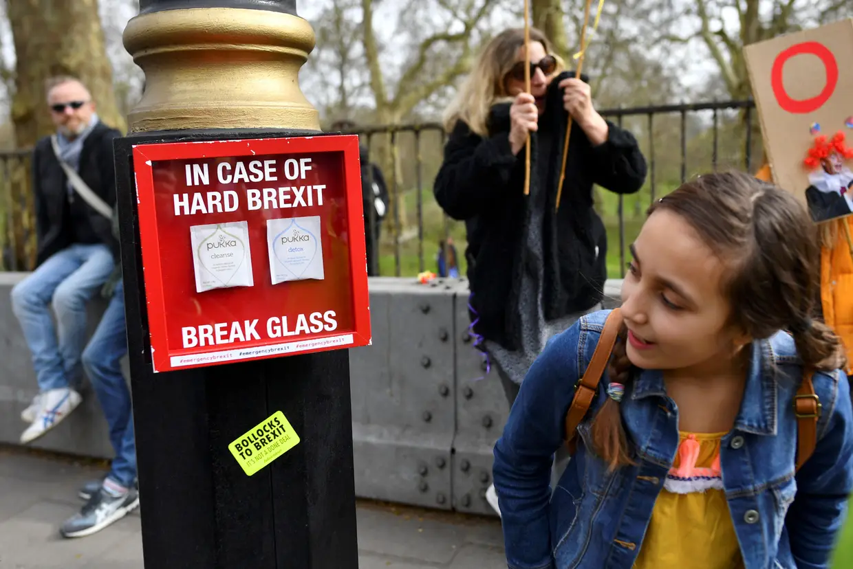 Uma caixa com chás onde pode ler-se “Partir em caso de Brexit sem acordo”.