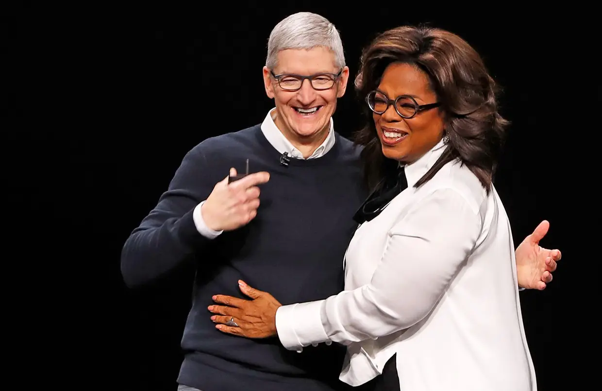 O CEO da Apple, Tim Cook, e Oprah Winfrey durante um evento da marca na Califórnia.