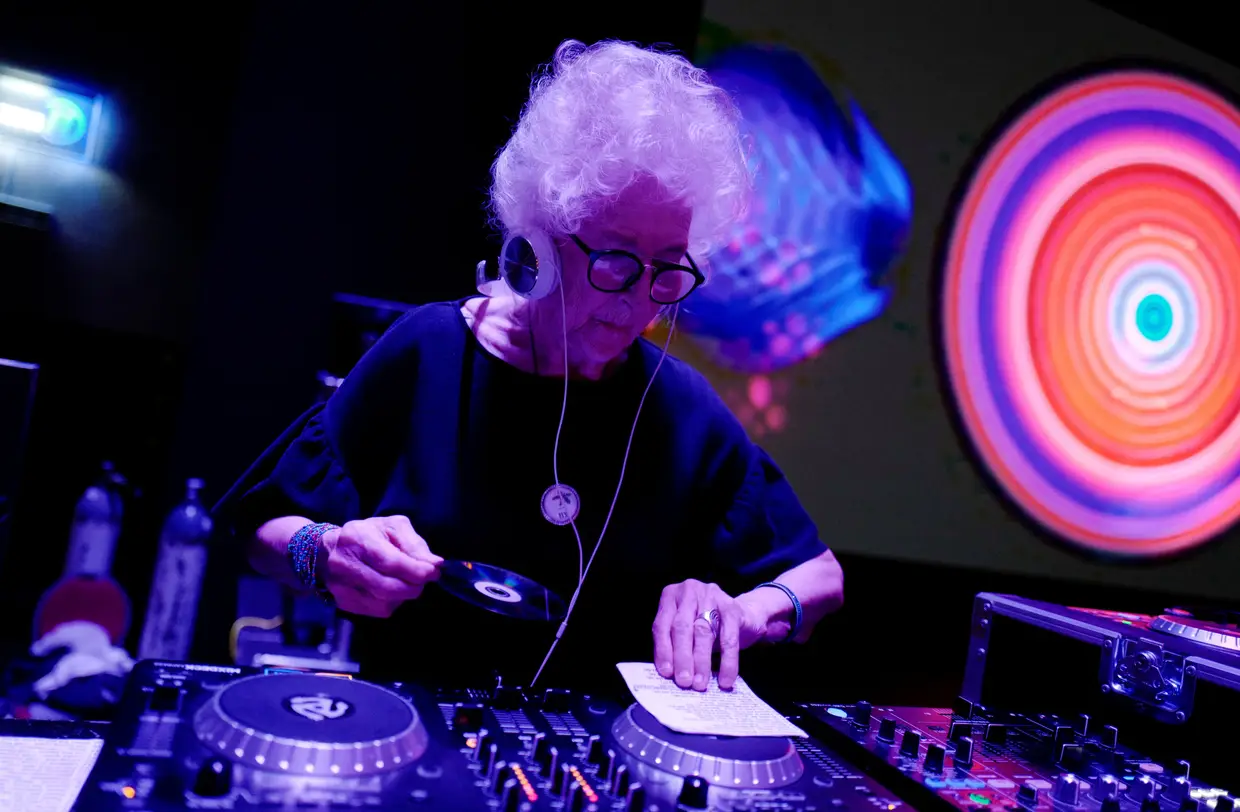 Aos 80 anos, a DJ Wika Szmyt pões música num bar na Varsóvia, Polónia.