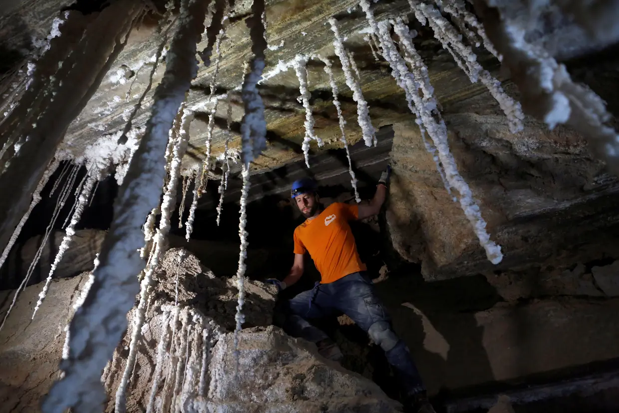No interior da maior gruta de sal do mundo que se situa na Caverna Malham, a sul do Mar Morto, em Israel.