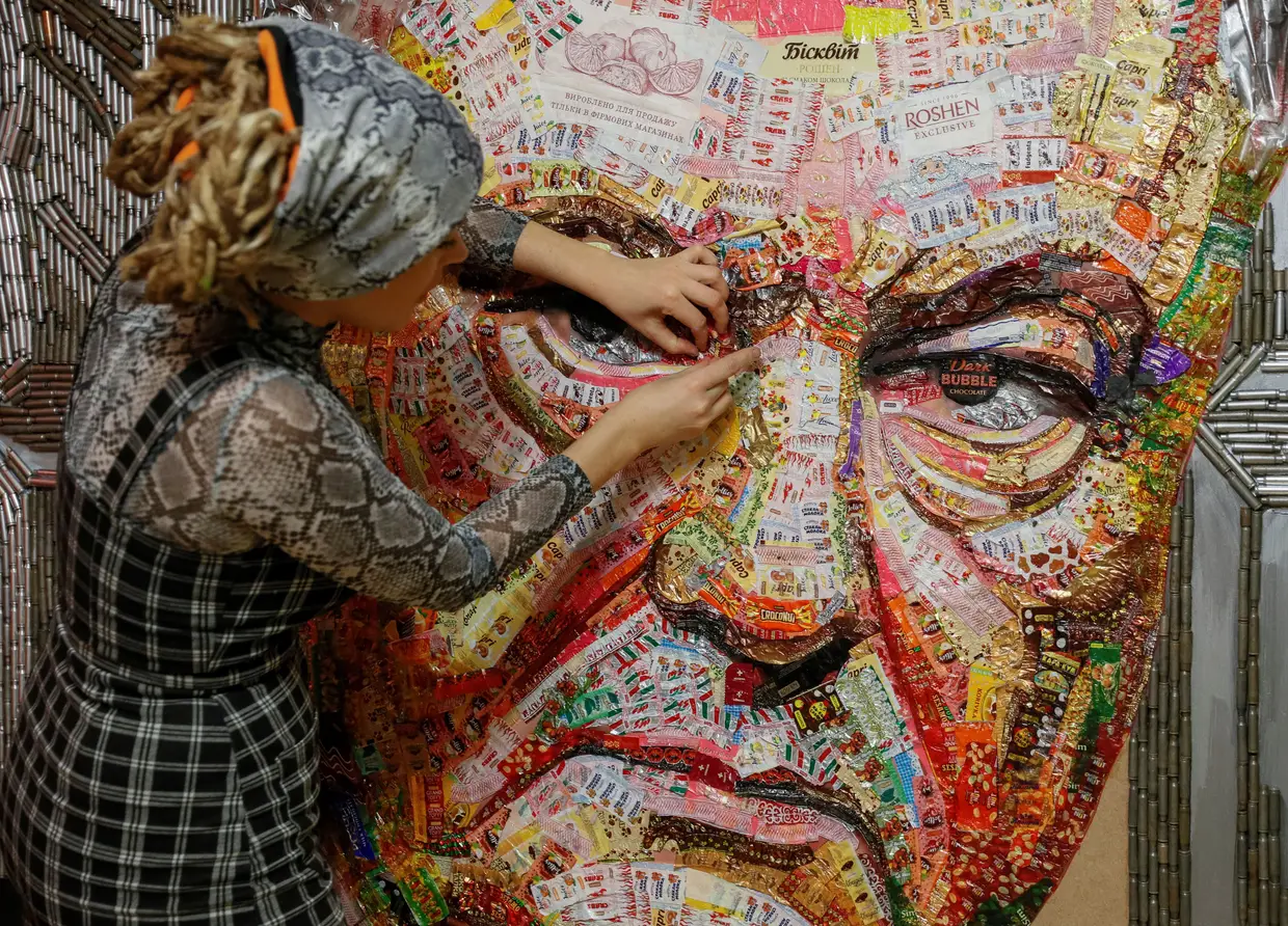 A artista ucraniana Dariya Marchenko trabalha no retrato do atual Presidente da Ucrânia, Petro Poroshenko.