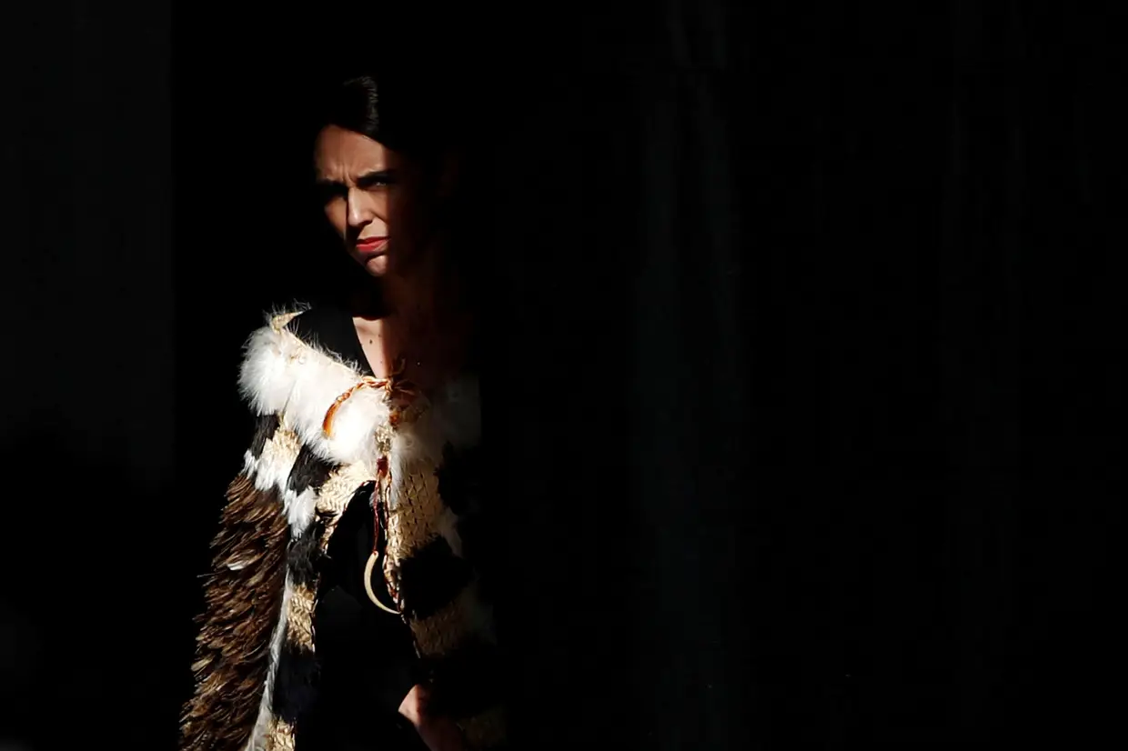 A primeira-ministra da Nova Zelândia, Jacinda Ardern, prepara-se para subir ao palco para discursar na homenagem das vítimas dos ataques a duas mesquitas.