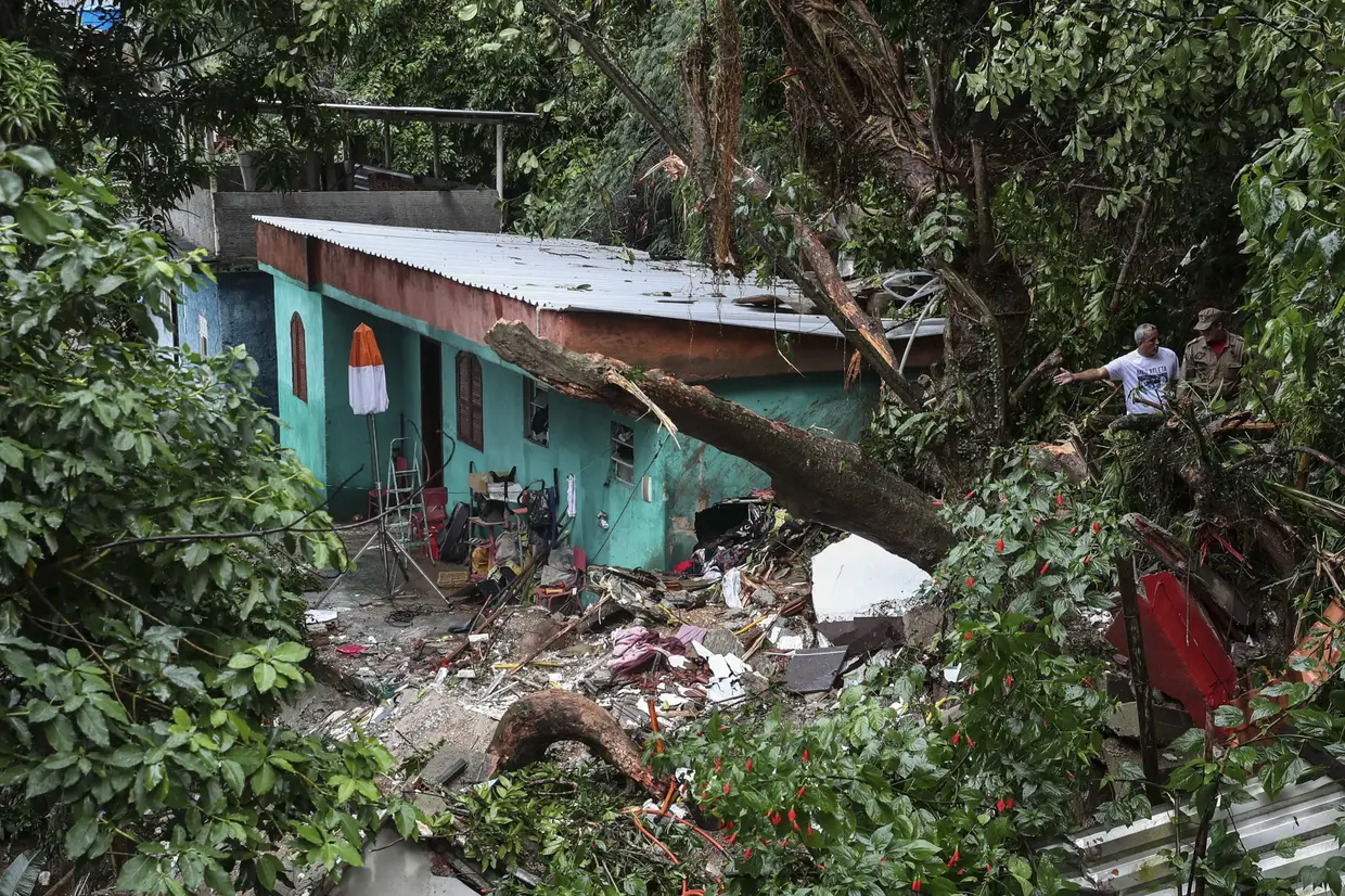 O deslizamento de terras, causado pelas chuvas torrenciais, fez pelo menos três mortos na favela da Babilónia, no Rio de Janeiro, Brasil.