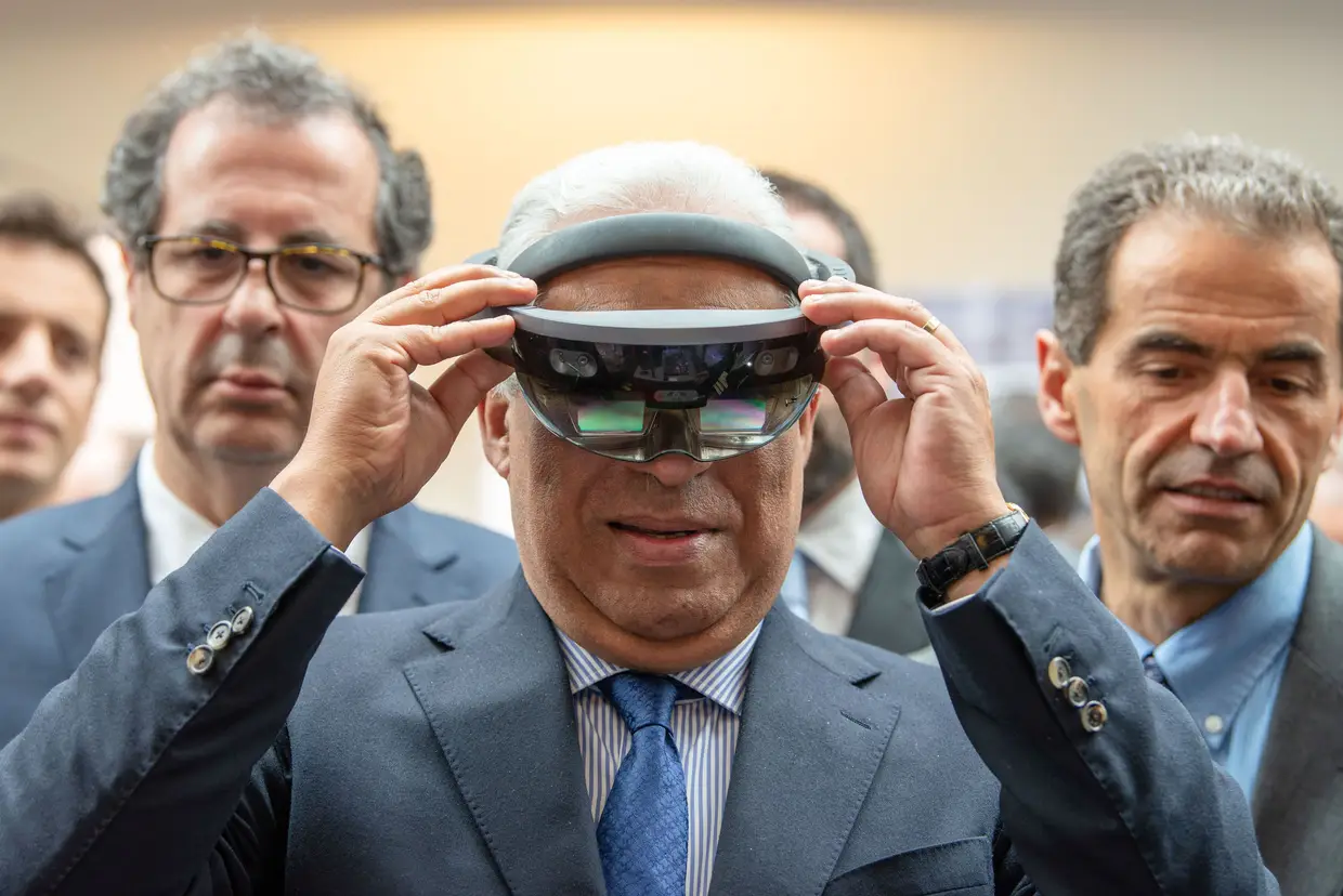 O primeiro-ministro, António Costa, acompanhado pelo ministro da Ciência, Tecnologia e Ensino Superior, Manuel Heitor, e pelo secretário de Estado da Economia, João Correia Neves, durante a visita à feira da Indústria do Futuro, no Lançamento da II Fase do Programa Indústria 4.0, no Campus de Azurém da Universidade do Minho, em Guimarães