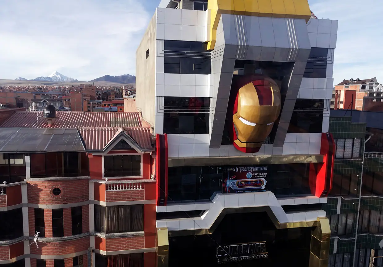 A fachada de um prédio decotada com a máscara do Iron Man, em El Alto, La Paz, Bolívia.