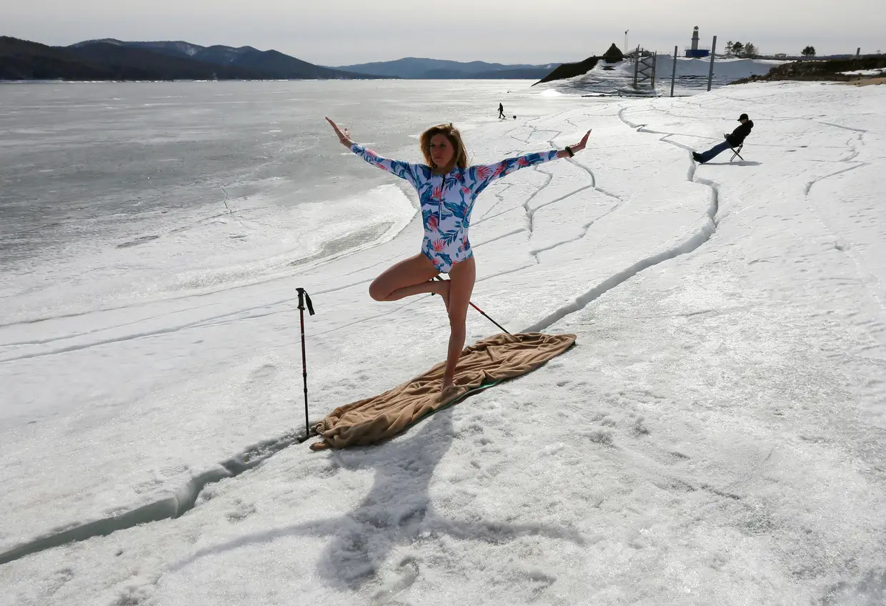 Uma mulher pratica ioga no rio Yenisei, Krasnoyarsk, Rússia.