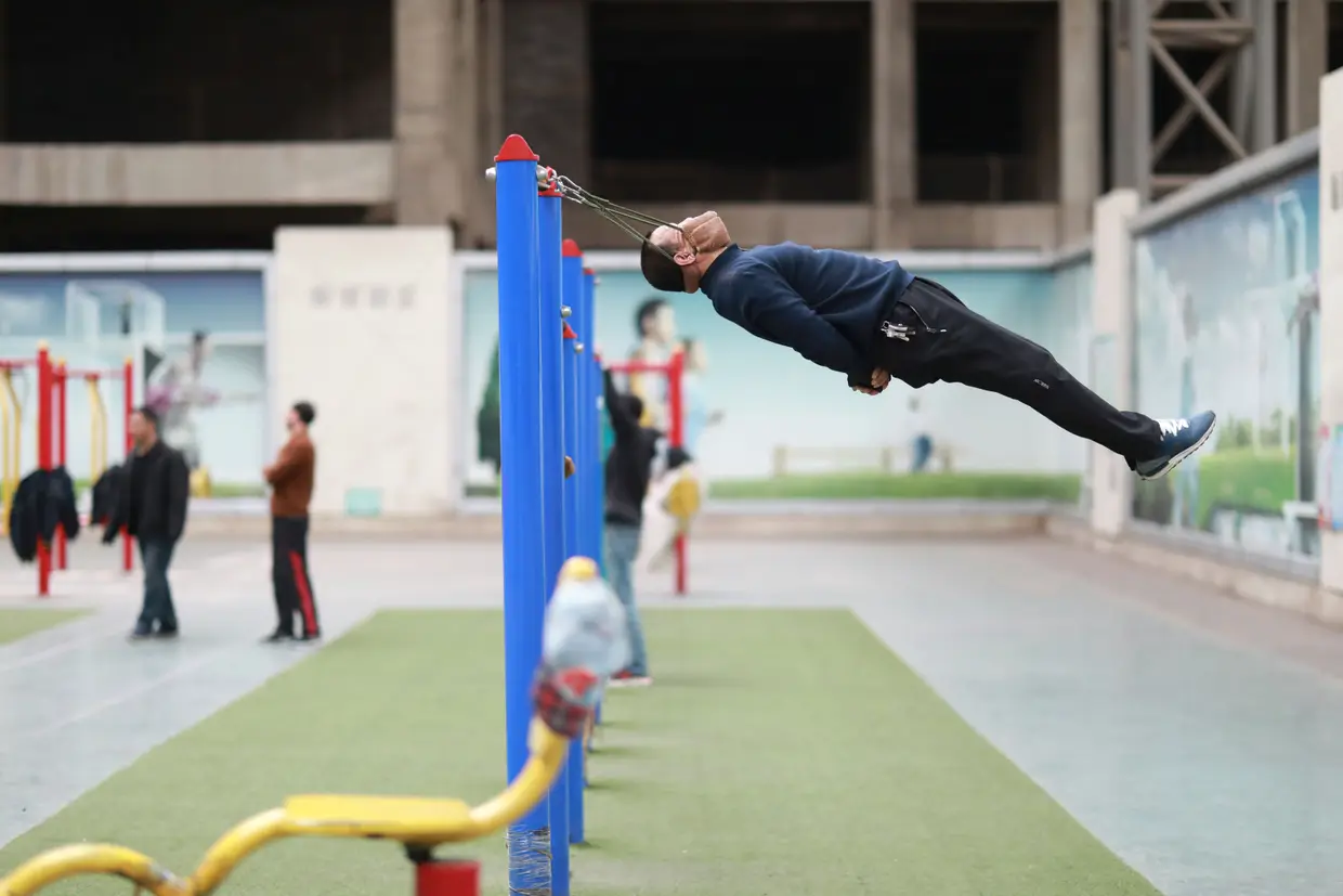 Um homem faz exercício físico em Shenyang, na China.