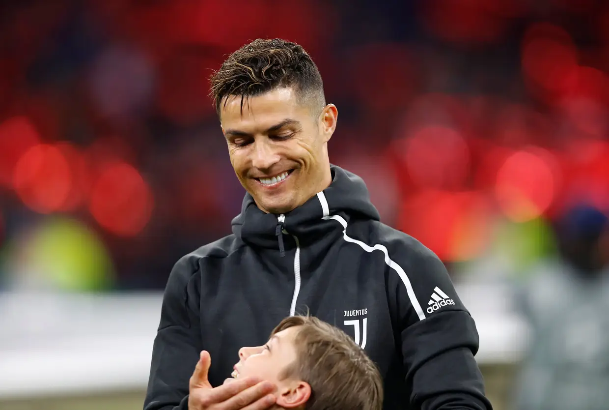 No panorama desportiva, Cristiano Ronaldo voltou a estar em destaque na Liga dos Campeões, com mais um golo marcado no duelo entre Juventus e Ajax