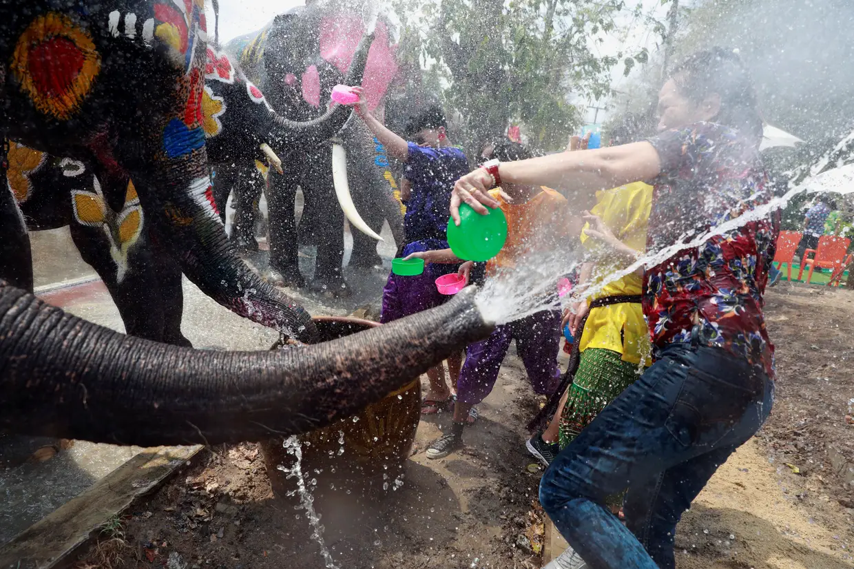 Elefantes brincam com as pessoas durante as celebrações do Festival da Água em Songkran, que marca o início do Novo Ano Tailandês, em Ayutthaya, Tailândia.