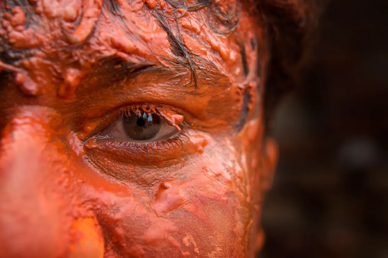 Um homem posa para uma fotografia durante o Festival Sinddor Jatra, em Thimi, Nepal.