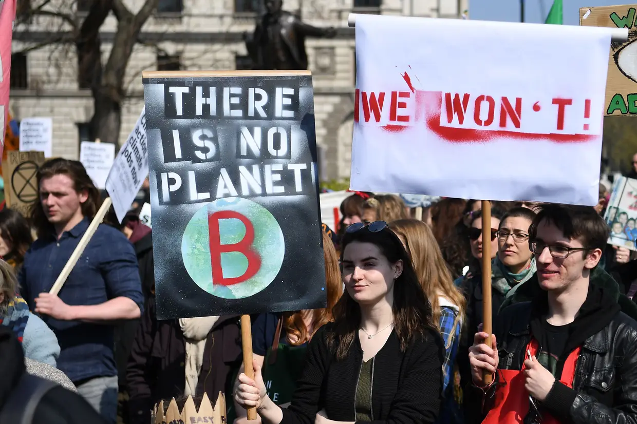 Milhares de pessoas protestam nas ruas de Londres, no Reino Unido, numa manifestação contra as alterações climáticas.