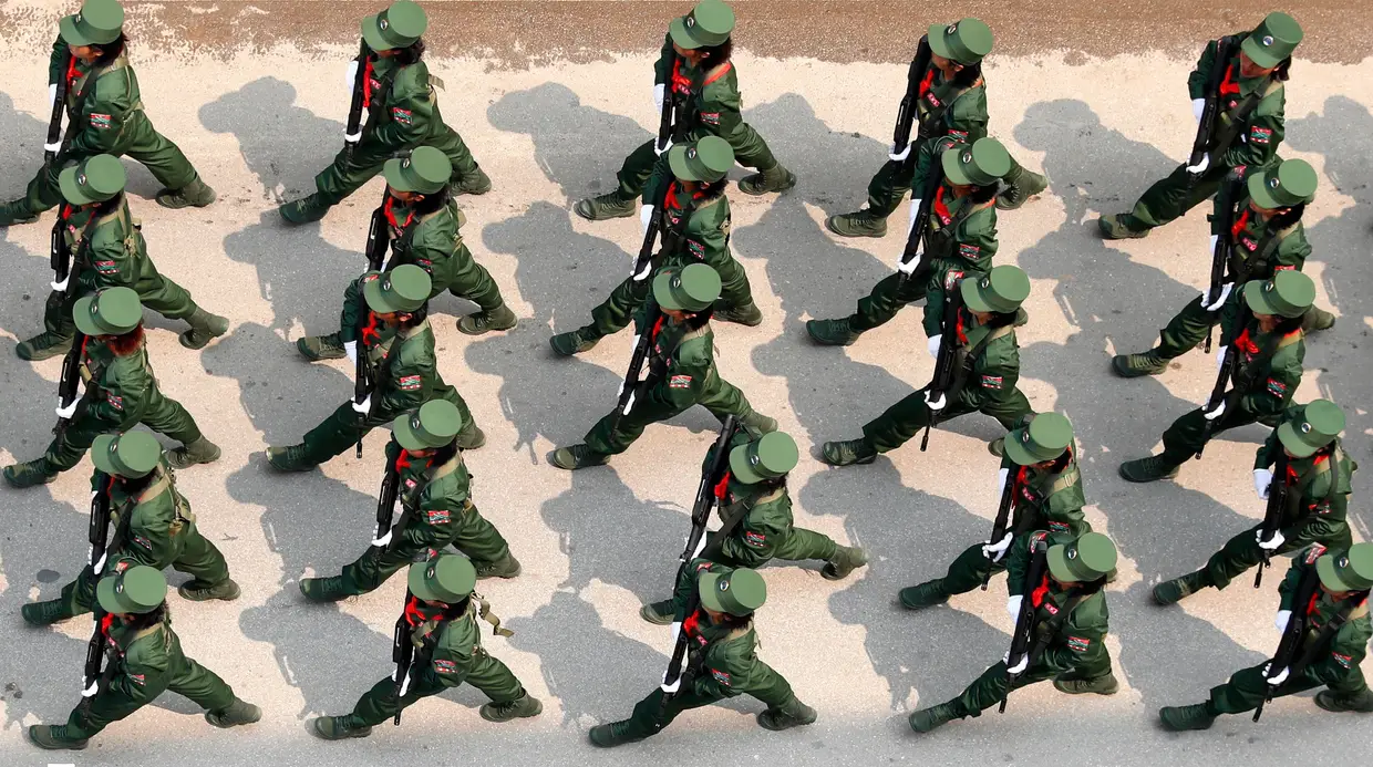 Mulheres do Exército Unido do Estado Wa marcham depois de um ensaio em Panghsang, em Myanmar. Wa começou a preparar o 30.º aniversário da fundação da região independente.