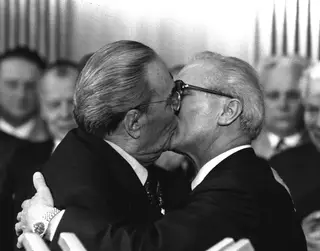 O célebre beijo entre os líderes comunistas em 1979