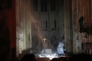 Fumo à volta do altar o interior da catedral de Notre-Dame