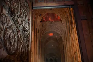Chamas no interior da catedral Notre-Dame