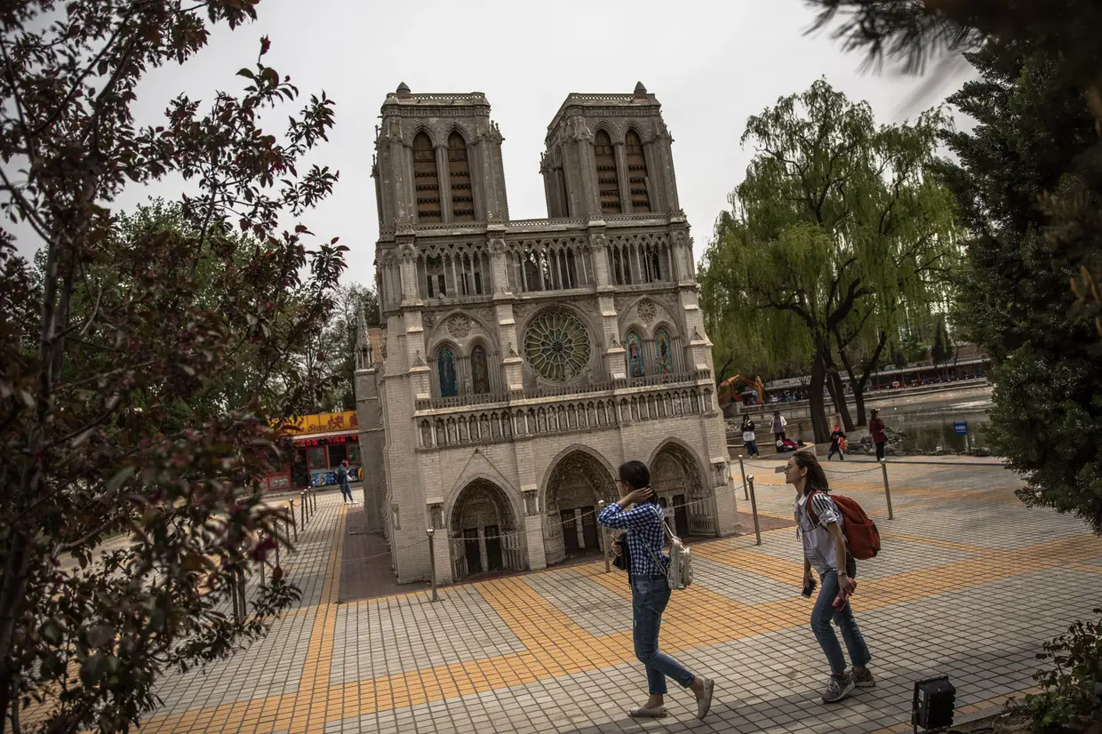 Uma réplica da catedral de Notre-Dame, no Beijing World Park, Pequim, China.