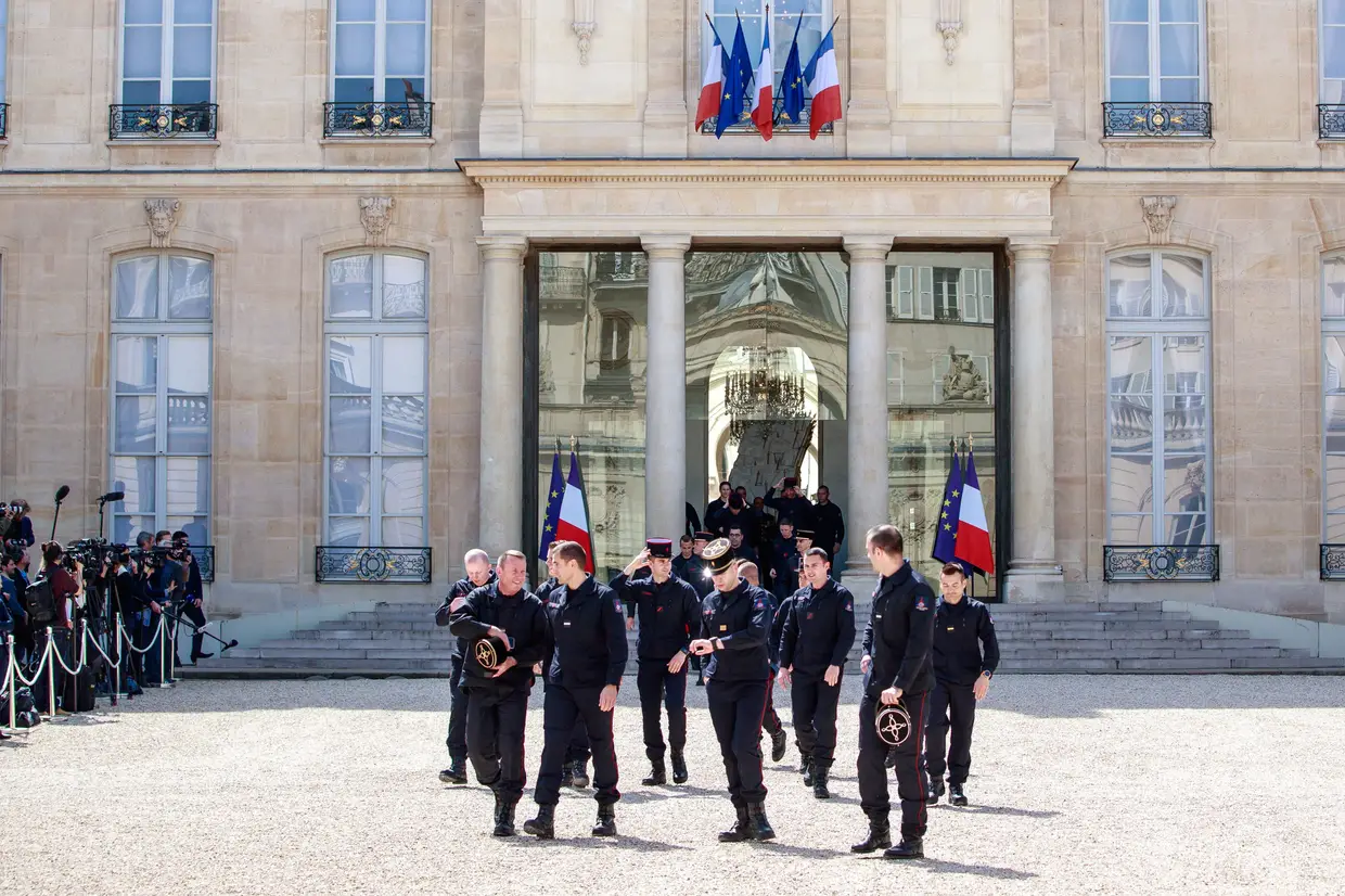O Governo francês e a Câmara de Paris homenagearam a brigada de bombeiros que combateram o incêndio na catedral de Notre-Dame.