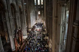 Arcebispo de Paris presta homenagem aos bombeiros que combateram as chamas em Notre-Dame
