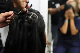 Venezuelanas vendem o próprio cabelo para ganhar dinheiro