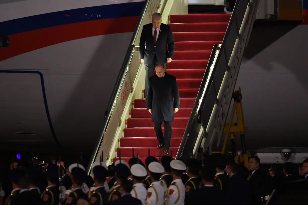 O Presidente da Rússia, Vladimir Putin, chega ao aeroporto de Pequim, China.