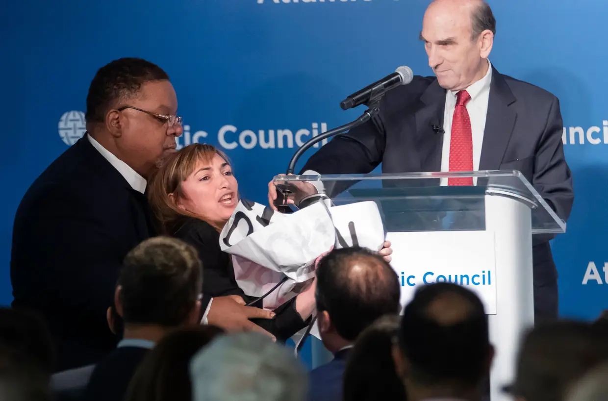 Manifestante removida após interromper um discurso do diplomata norte-americano para a Venezuela, Elliott Abrams, durante um evento no Atlantic Council em Washington, EUA.