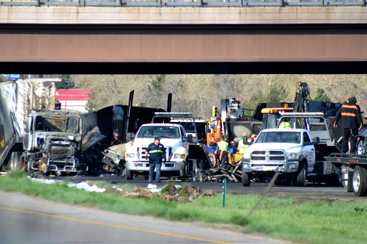 Um choque em cadeia numa autoestrada do Colorado, nos Estados Unidos, provocou vários mortos e dezenas de feridos. O acidente envolveu 15 viaturas.