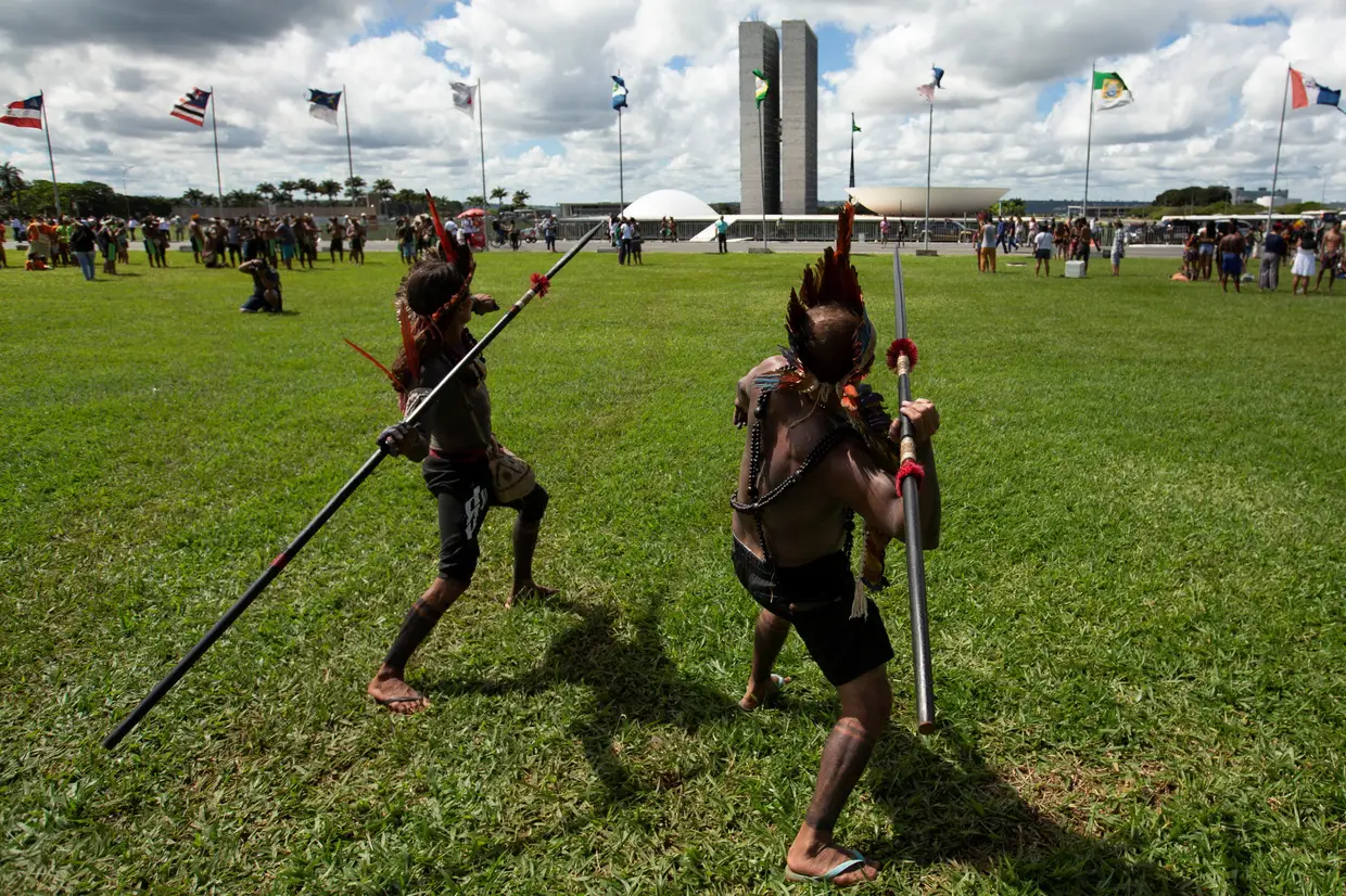 Milhares de indígenas brasileiros participaram num protesto contra o Presidente Jair Bolsonaro. Os indígenas recorreram a danças tradicionais e outro tipo de rituais para exigirem a demarcação de terras e a defesa dos seus direitos.