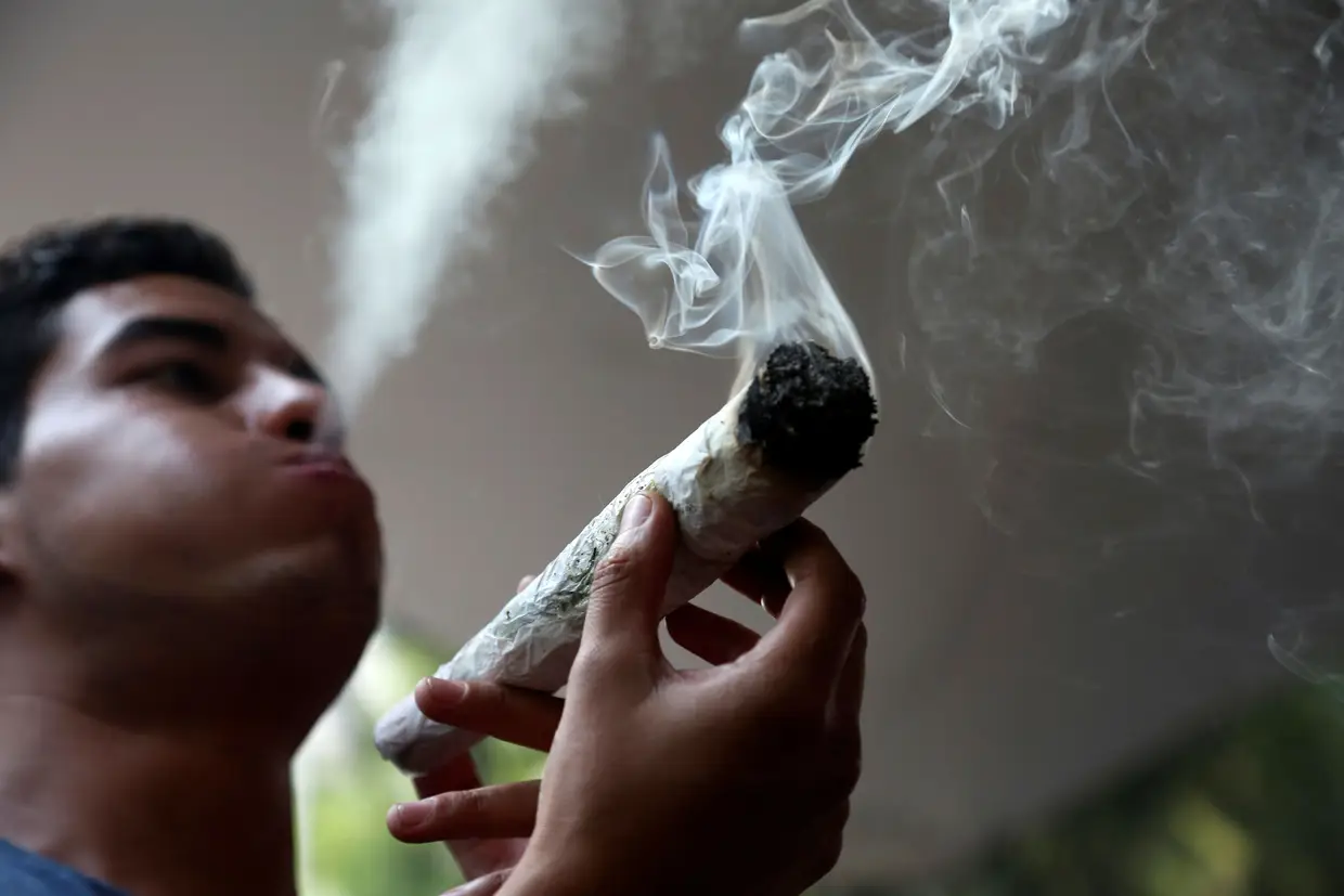 Um homem fuma marijuana durante um protesto pela legalização na Cidade do México, México.