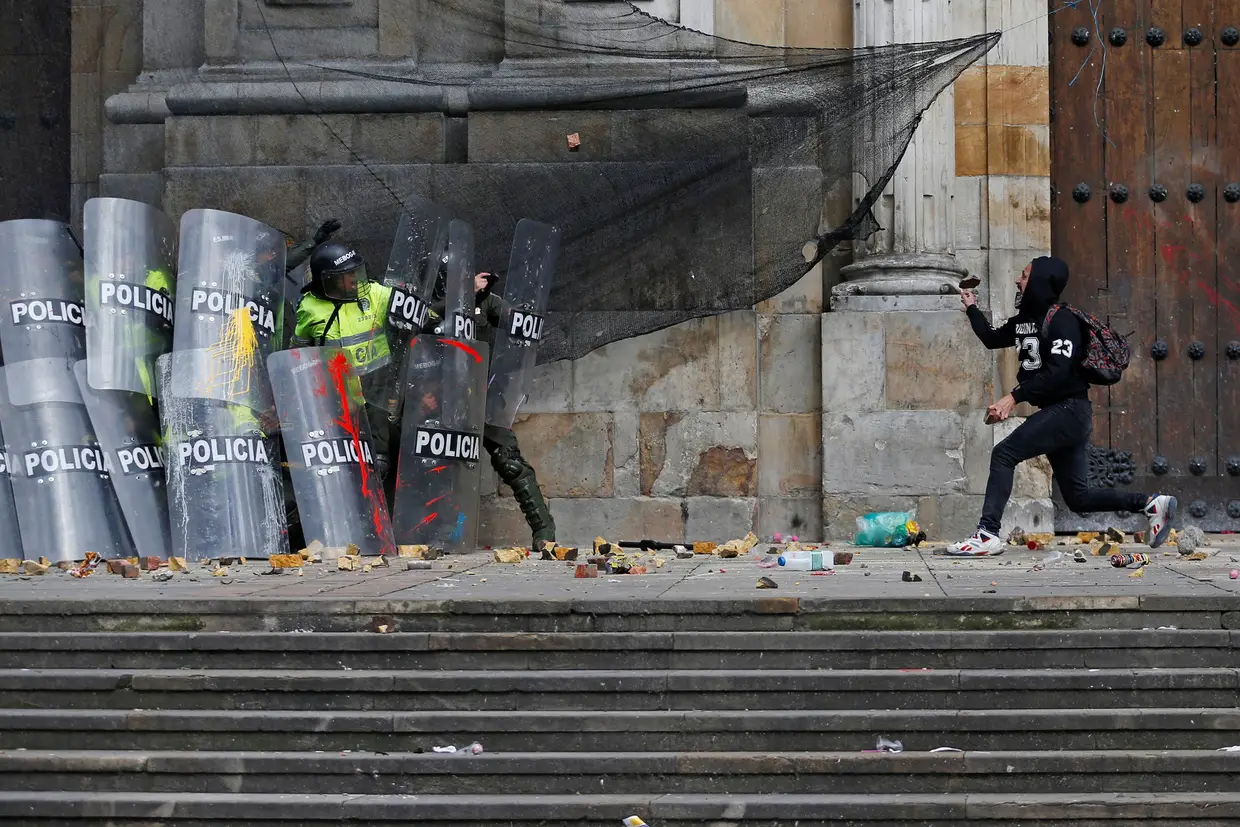 Confrontos entre as autoridades e manifestantes, em Bogotá, Colômbia.