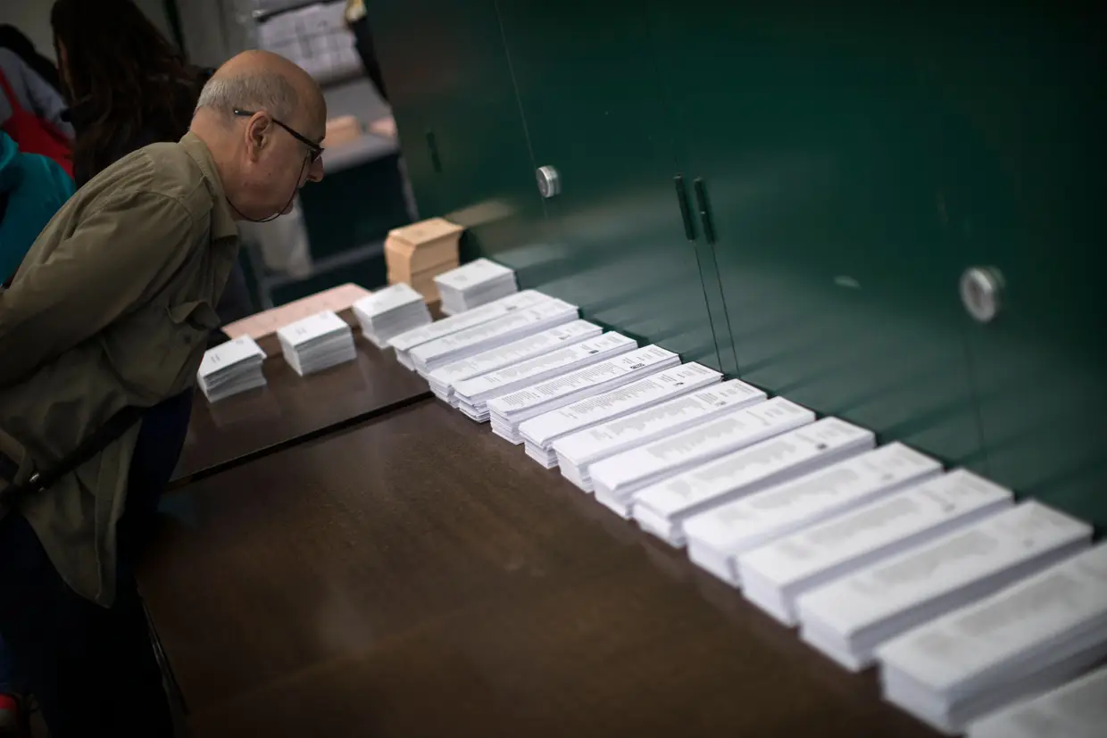 Um homem inspeciona os boletins de voto destas eleições gerais em Madrid, galvanizadas pela crise na Catalunha e pela entrada da extrema-direita no Parlamento