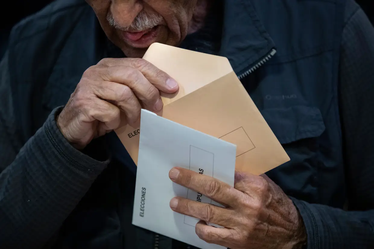 Um eleitor vota na periferia de Madrid, na localidade de Pozuelo de Alarcon