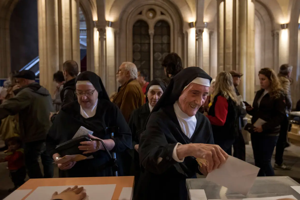 Também as freiras espanholas exerceram o direito de voto em Espanha, aqui em Barcelona, na Catalunha
