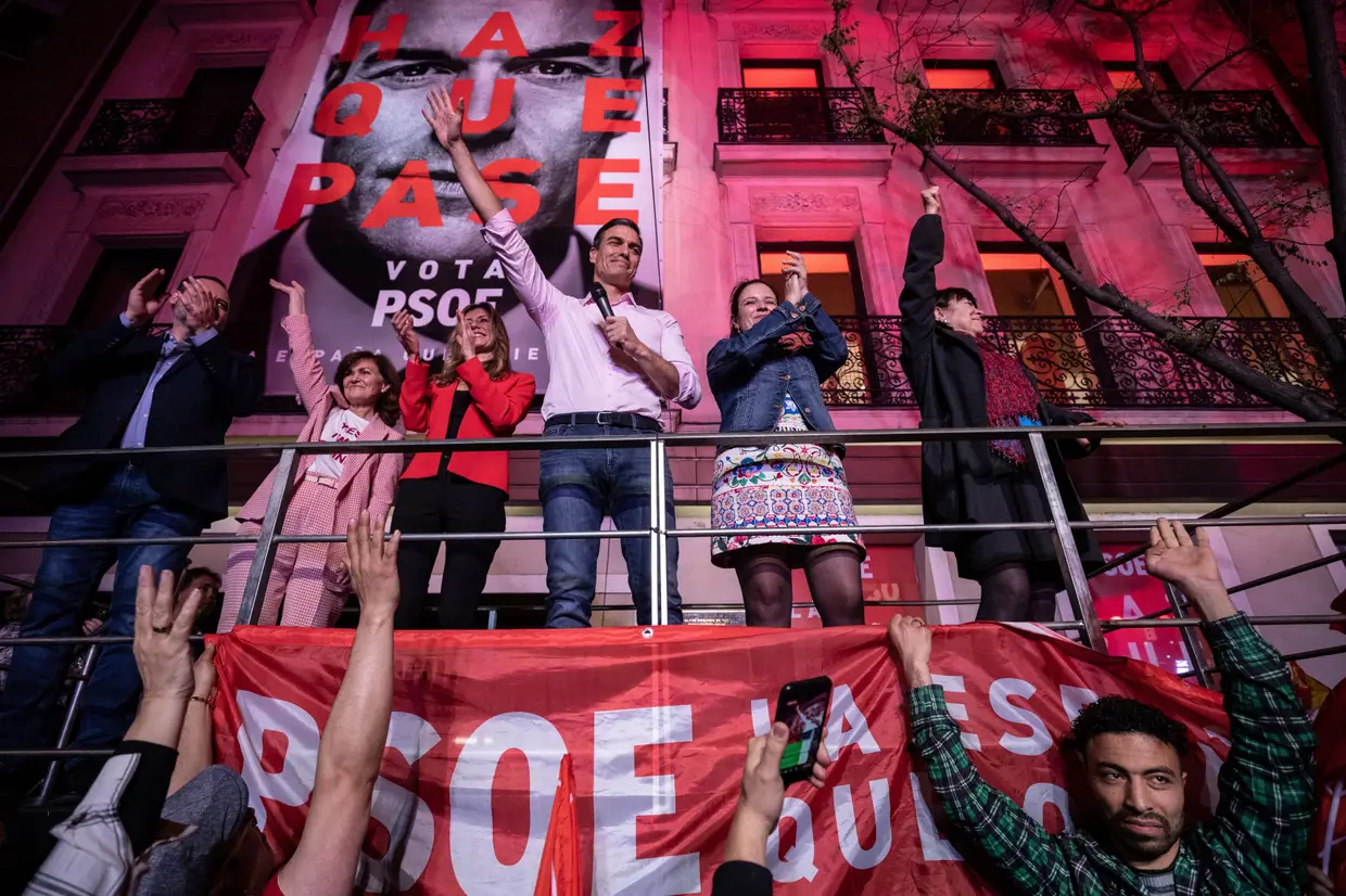 O Primeiro-ministro e líder do PSOE nas celebrações junto à sede do partido em Madrid