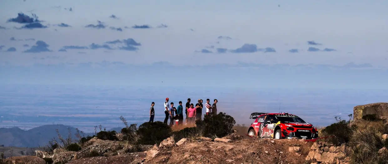 Os espectadores assistem à passagem de Sebastien Ogier.