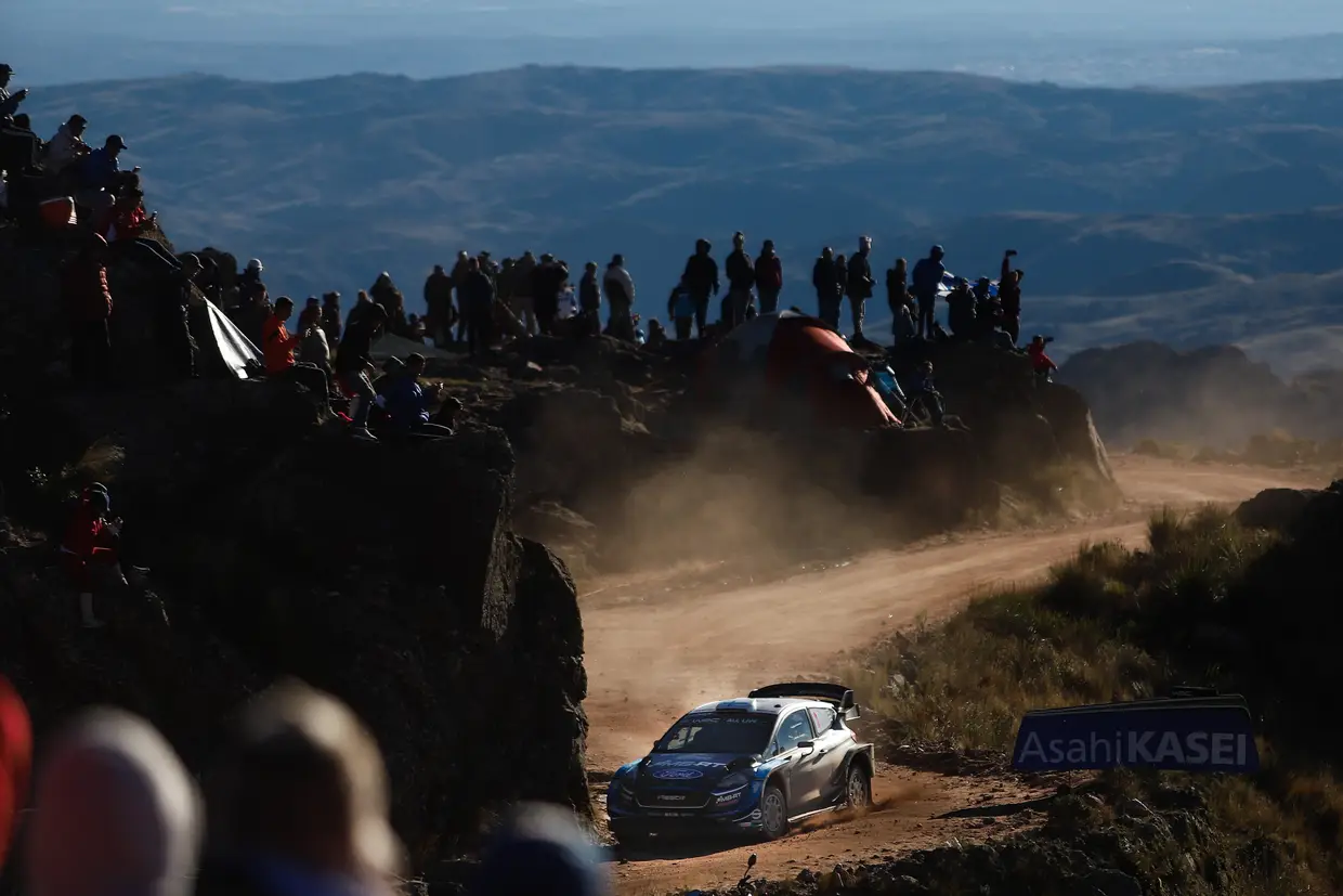 O piloto filandês Teemu Suninen a bordo do seu Ford Fiesta.