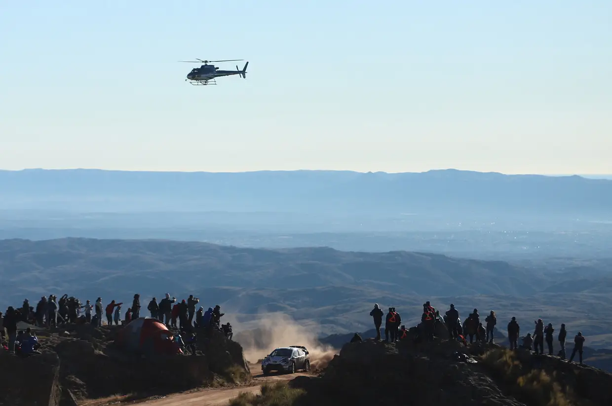 Jari-Matti Latvala e Miika Antilla no Ford Fiesta R5, enquanto são filmados pelo helicóptro da competição.