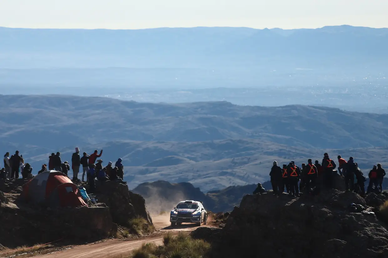 O piloto britânico Gus Greensmith e o co-piloto Elliot Edmonson a bordo do Ford Fiesta R5.