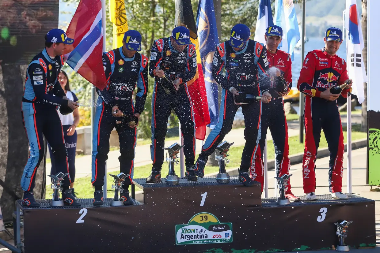 Os pilotos e co-pilotos que completaram o pódio: Anders Jaeger-Amland e Andreas Mikkelsen (Hyundai), Nicolas Gilsoul e Thierry Neuville (Hyundai), Julien Ingrassia, Sebastien Ogier (Citroen).