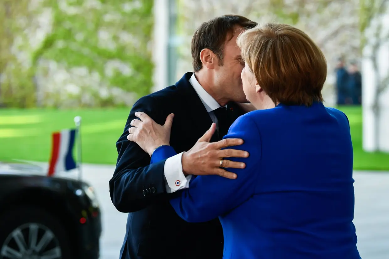A cancheler alemã, Angela Merkel, cumprimenta o Presidente francês, Emmanuel Macron, em Berlim.