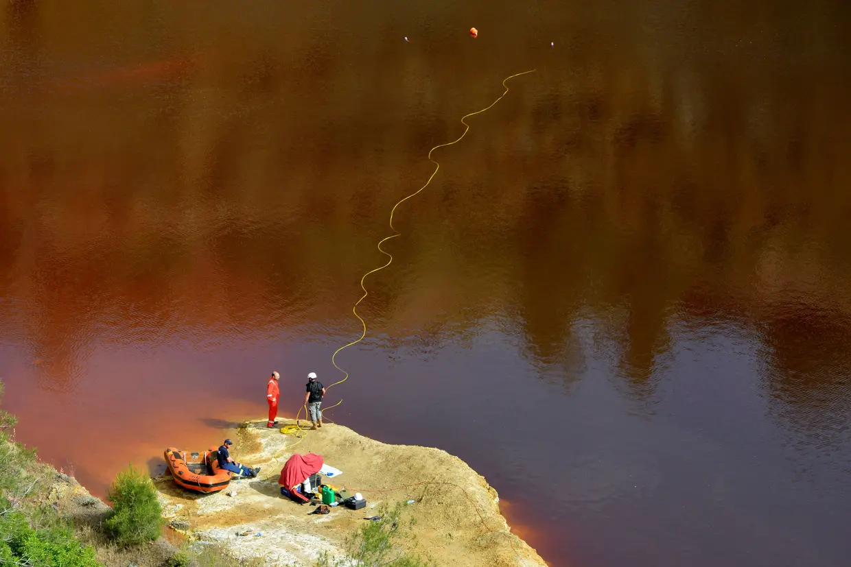 Especialistas forenses analisam o lago Kokkinopezoula, mais conhecido por "red lake" (lago vermelho), à procura de possíveis corpos de vítimas de um assassino em série em Mitsero, Chipre.
