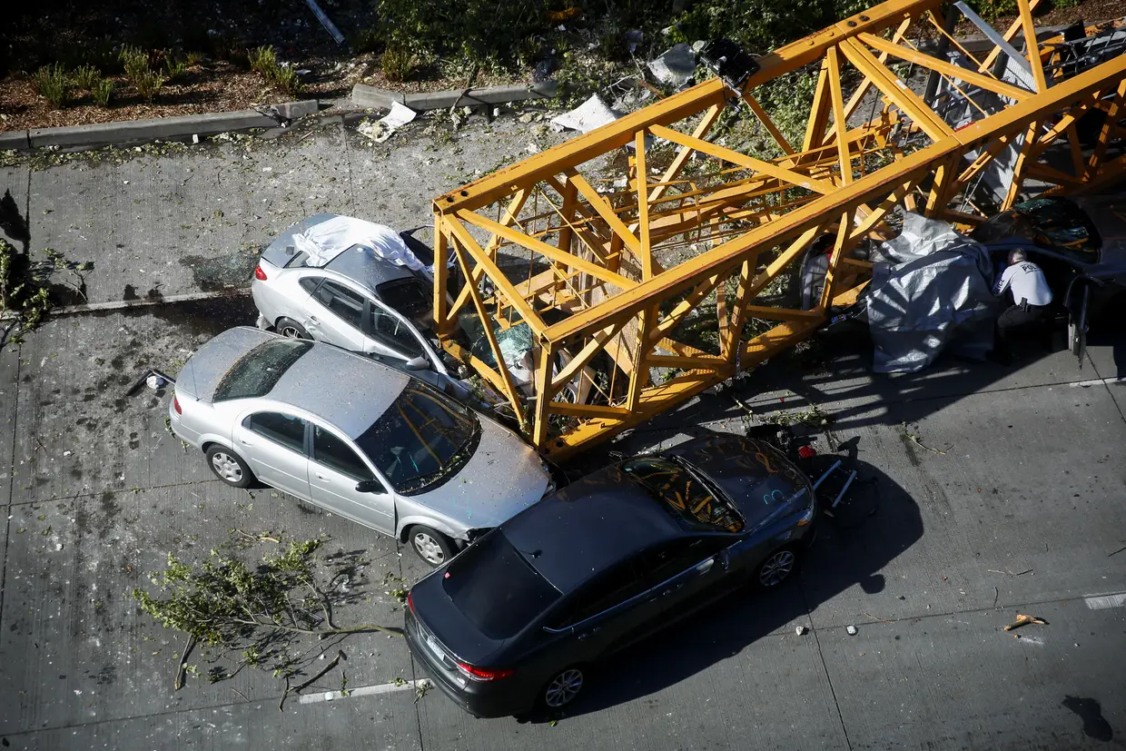 Um agente da polícia de Seattle, Estados Unidos, inspeciona um dos carros esmagado por uma grua. A queda provocou quatro mortos.