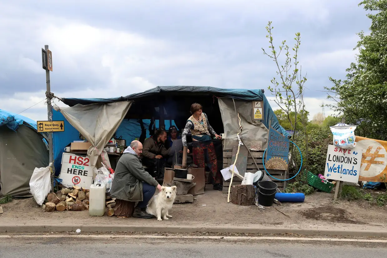 Manifestantes do projeto "Extinction Rebellion" junto a uma autoestrada em Harefield, Inglaterra.